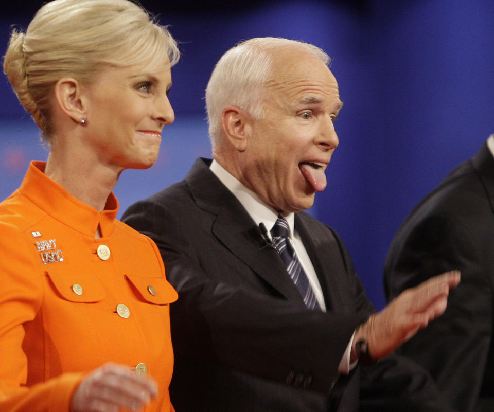 <p>John McCain mit Frau Cindy nach der dritten TV-Debatte gegen Barack Obama am 15. Oktober 2008 an der Hofstra University. (Bild: AP Photo/Seth Wenig) </p>