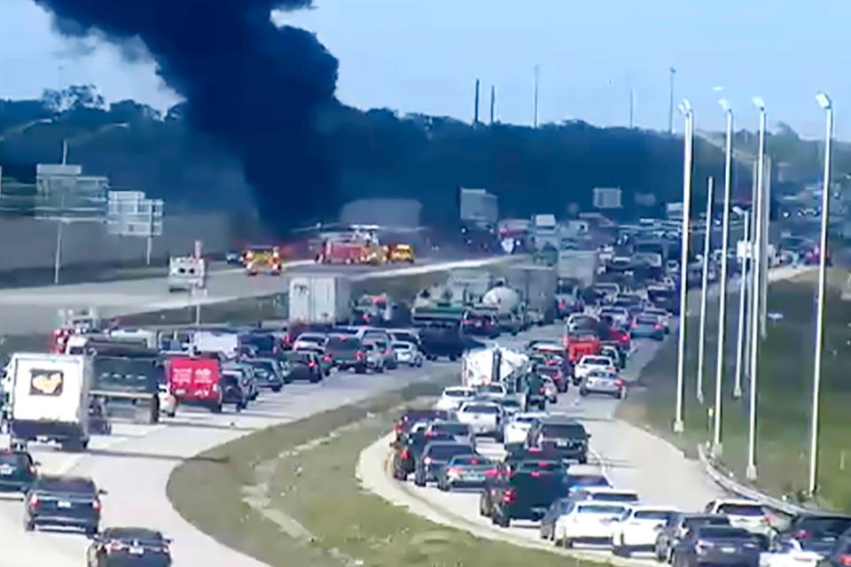 美國佛羅里達州（Florida）日前發生一起嚴重死傷意外，一架小飛機墜毀在公路上。（AP）