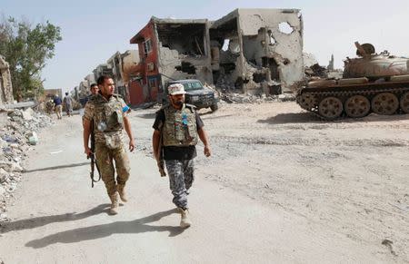 Fighters of Libyan forces allied with the U.N.-backed government walk at the front line of fighting with Islamic State militants in Ghiza Bahriya district in Sirte, Libya November 9, 2016. REUTERS/Ismail Zitouny