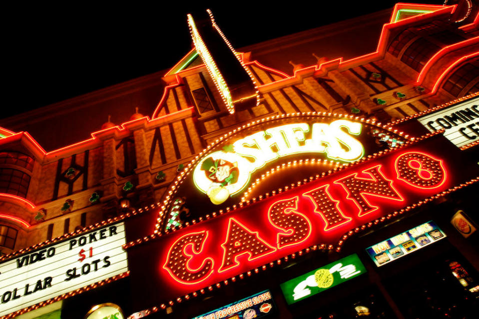 25 mila membri della Culinary Union, che lavorano in 34 diversi casinò-resort di Las Vegas, hanno votato ieri per autorizzare uno sciopero in qualsiasi momento a partire dal 1 giugno. (Credits – Getty Images)