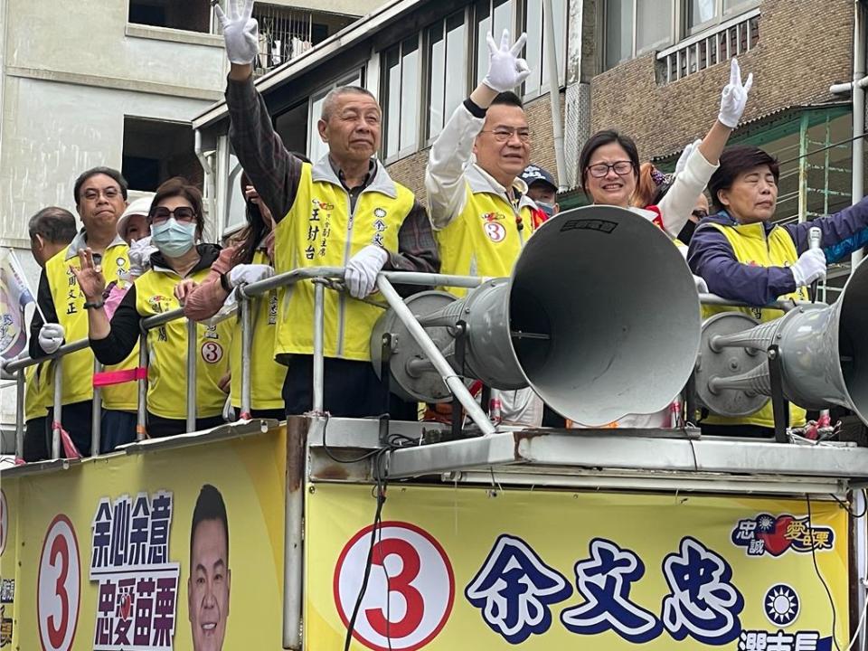 余文忠啟動「幸福列車」繞行苗栗市主要街區。（余文忠提供／李京昇苗栗傳真）