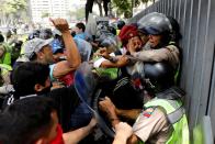 <p>Manifestantes luchan con fuerzas de seguridad durante una manifestación de la oposición en Caracas, Venezuela, 4 de abril de 2017. REUTERS / Carlos Garcia Rawlins</p>