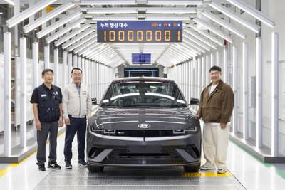 (from left) Moon Yong Moon, Head of Korean Metal Worker's Union Hyundai Motor Branch; Dong Seock Lee, President and Head of Domestic Productions and Chief Safety Officer at Hyundai Motor Company; and the customer who received the 100 millionth and first Hyundai Motor vehicle (PRNewsfoto/Hyundai Motor Company)