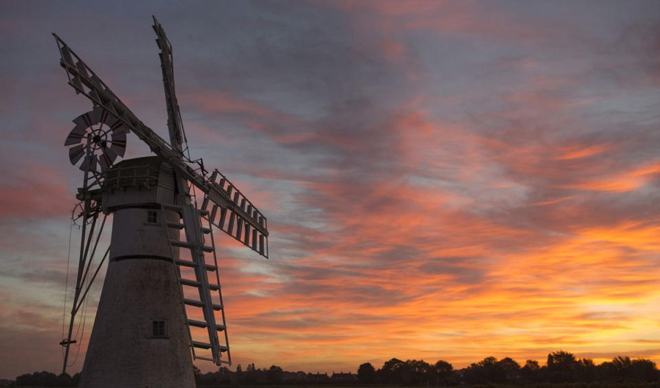 In den Broads hinter der Thurne Windmühle im englischen Norfolk geht die Sonne auf. Die Broads sind ein Netzwerk aus Flüssen und Seen, das mit 303 Quadratkilometern die beiden Grafschaften Norfolk und Suffolk umfasst. (Bild: Dan Kitwood/Getty Images)