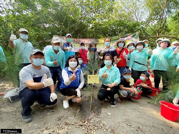 守護自己的家園，張麗善攜手二崙四番地社區居民手植防風林。（記者劉春生攝）