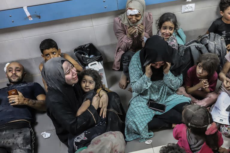 Palestinos heridos por la detonación de un misil en el hospital Al-Ahli del 17 de octubre esperan para recibir atención médica en el hospital Al-Shifa de la ciudad de Gaza, que se encuentra bajo bombardeos israelíes luego del ataque de Hamás en ese país (Foto: Mohammad Abu Elsebah/dpa)