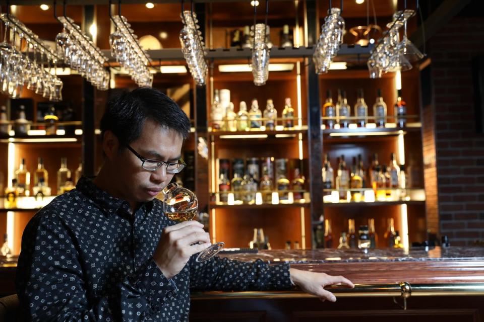 「艾雷重擊」老闆Rex收藏上千支威士忌，是名實相符的酒鬼。