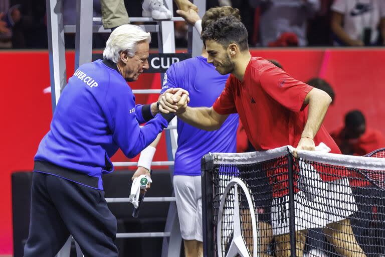 Björn Borg, capitán de equipo europeo, felicita a Francisco Cerúndolo tras la victoria del argentino sobre Casper Ruud en la Laver Cup