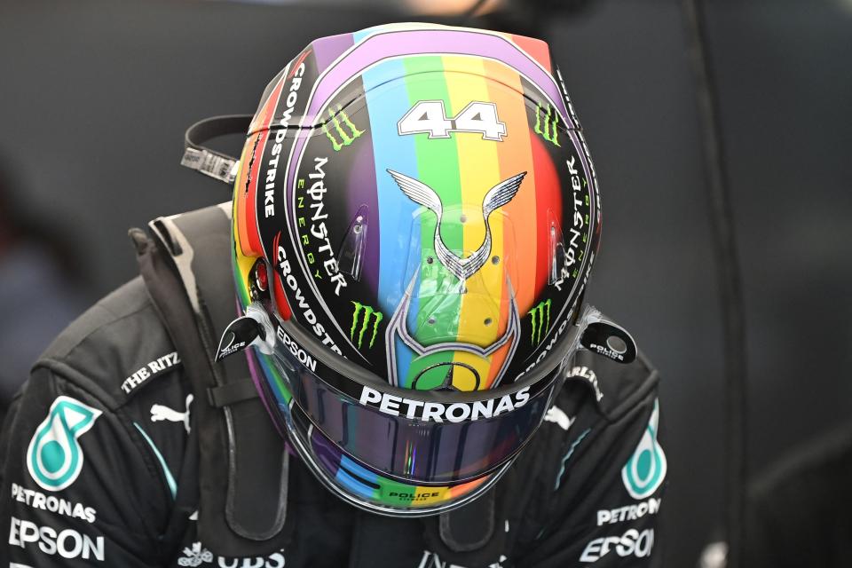 Lewis Hamilton con su caso con la bandera LGBTI. (Foto: Andrej Isaksovic / AFP / Getty Images).