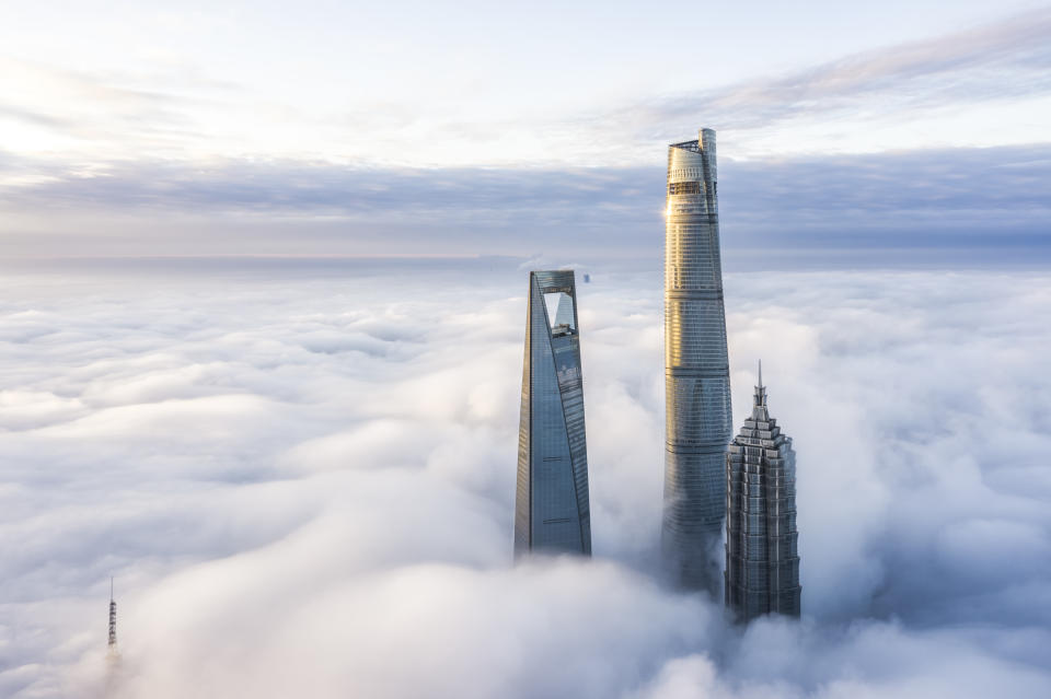 Der Shanghai Turm besteht innen aus neun zylindrischen, aufeinandergestapelten Segmenten, die von einer Glasfassade eingefasst werden. Die äußere Fassade verdreht sich nach oben. (Bild: Getty).