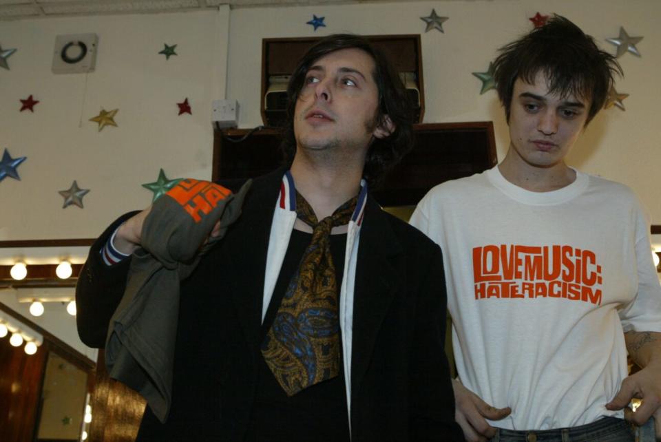On the road: Barât and Doherty in Glasgow, 2004. (Credit: Andy Willsher/Redferns/Getty Images)
