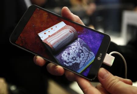 LG lanza un 'smartphone' curvo que promete autorreparar su carcasa