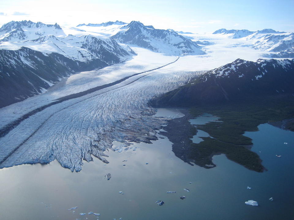 基奈峽灣國家公園—熊冰川 (Photo by National Park Service, Alaska Region, Wikimedia Commons提供, 圖片來源www.flickr.com/photos/alaskanps/6808652535) 