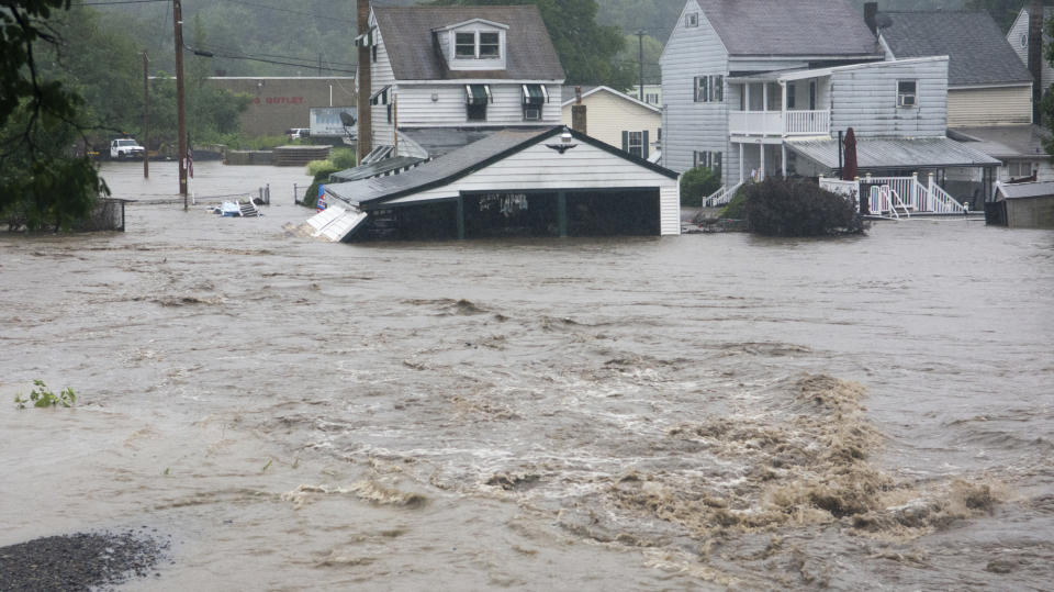 El río Mill Creek se desbordó dañando un edificio en la calle Pottsville en Port Carbon, Pensilvania, el lunes 13 de agosto de 2018. (David McKeown/Republican-Herald vía AP)