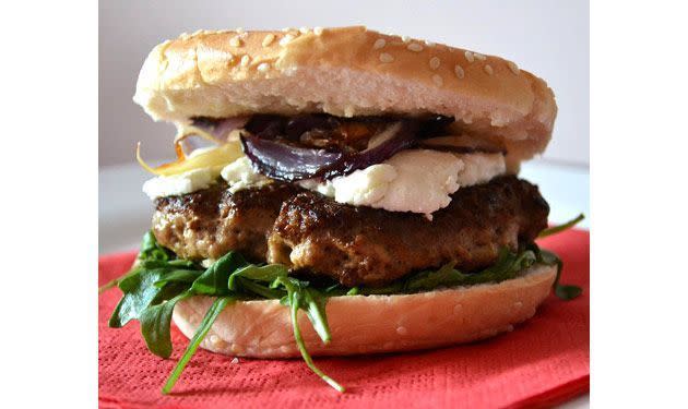 Le hamburger agneau, fromage de chèvre et oignons rouges