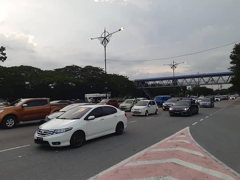 Traffic builds up at Km12 of Jalan Johor Baharu-Air Hitam after a double decker bus stalled. — Photo via Facebook/ Police Daerah Johor Bahru Utara