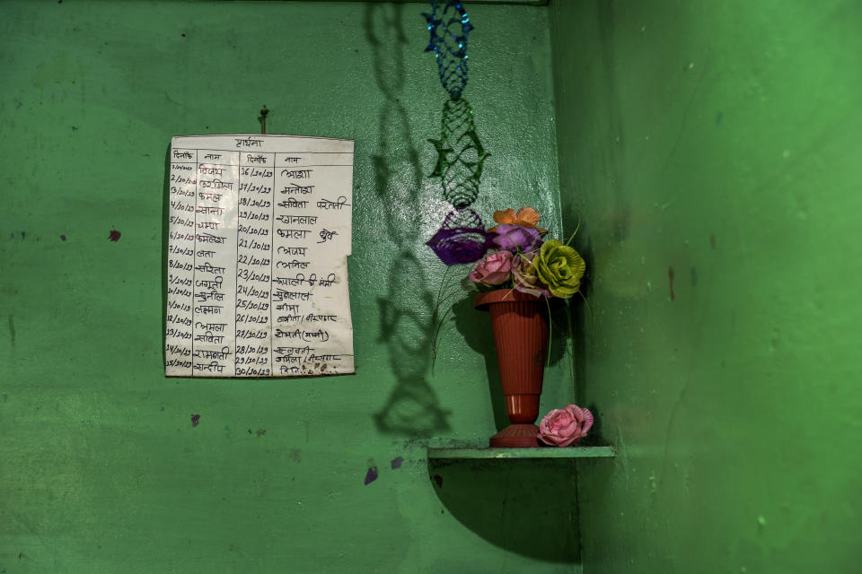 En el muro de una casa de Bilawar Kalan, India, est&#xe1; colgado el calendario de reuniones para rezar, el 1&#xb0; de abril de 2021. (Atul Loke para The New York Times)