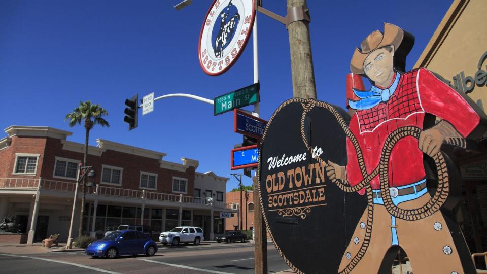 welcome sign of old town of scottsdale