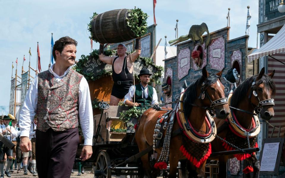 Mit der Eventserie "Oktoberfest 1900" wagt das Erste ab Dienstag, 15. September, 20.15 Uhr, einen Rückblick auf die Vergangenheit der Wiesn um die Jahrhundertwende. Aber wie war das größte Volksfest der Welt damals eigentlich? Gehen die Rollen auf reale Vorbilder zurück? Und wie reagierten die heutigen Wiesnwirte auf die Serie? Unsere Galerie sorgt für Aufklärung. (Bild: BR/Zeitsprung Pictures GmbH/Dusan Martincek)