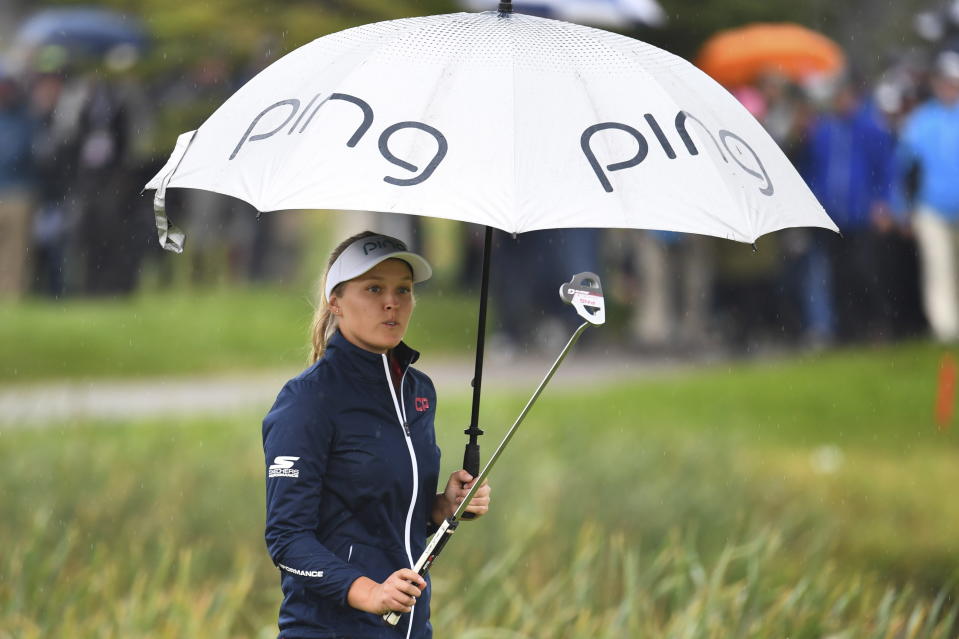 Canada's Brooke Henderson acknowledges the crowd as she walks to the 15th green during the Women's Canadian Open golf tournament in Regina, Saskatchewan, Sunday Aug. 26, 2018. (Jonathan Hayward/The Canadian Press via AP)