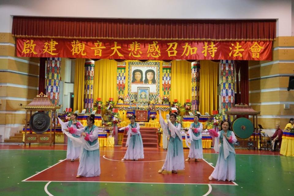 《圖說》世界佛教正心會於田中龍江館舉辦法會，來自南投米兒詩舞社樂藝供佛。〈主辦單位提供〉