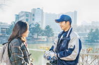 今日(12月20日)，tvN金土劇（週五週六播出的劇集）《鬼怪》公開了一組劇照，孔劉見到金高恩的初戀對象了，吃醋的模樣好可愛！