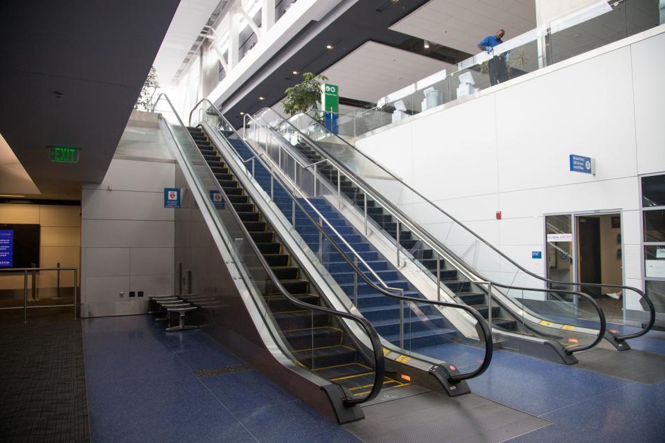 The family of a man who died on a Detroit airport escalator says the airport is endangering passengers by refusing to put no-luggage signs near escalators.