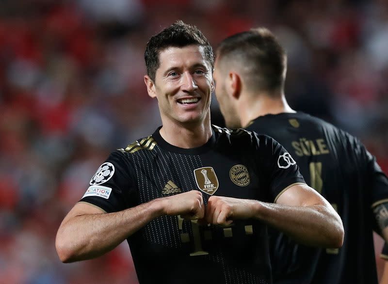 Robert Lewandowski celebra tras marcar uno de los tantos en la goleada como visitente del Bayern Munich sobre el Benfica, en el partido del Grupo E de la Liga de Campeones, en el Estadio da Luz, Lisboa, Portugal