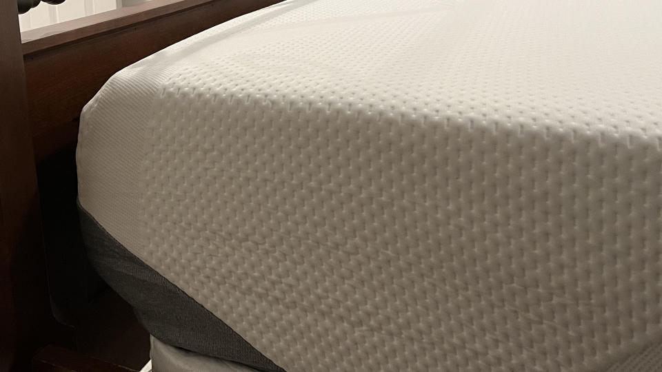 Close up of corner of Tempur-Pedic Tempur-Cloud mattress