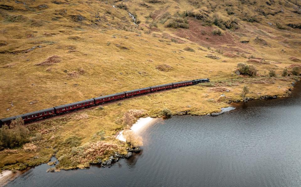 Τα τρένα που ταξιδεύουν στα Highlands της Σκωτίας προσφέρουν όμορφη θέα στη λίμνη