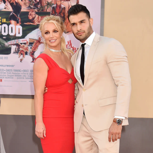 Sam Asghari responde a rumores de que 'controla' a Britney Spears credit:Bang Showbiz