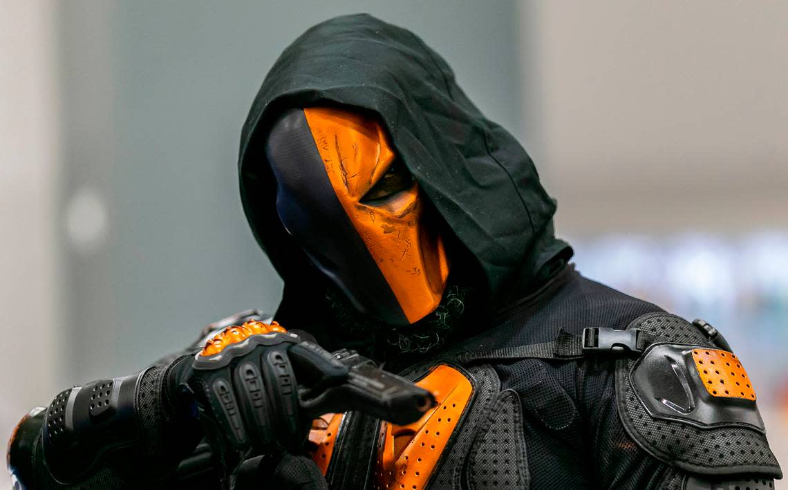 Ron McIntosh cosplays as Deathstroke from DC’s “Batman” during Florida Supercon.