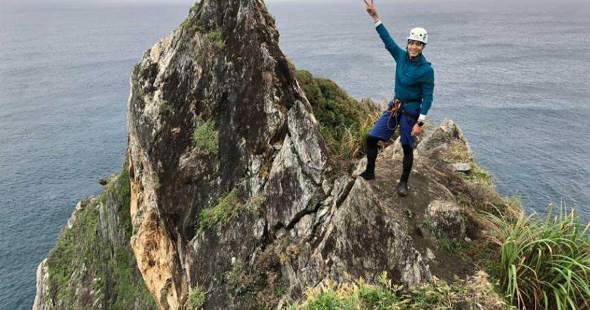 唐振剛克服腳程上的險峻，成功攻頂「烏岩角」。（圖／八大提供）