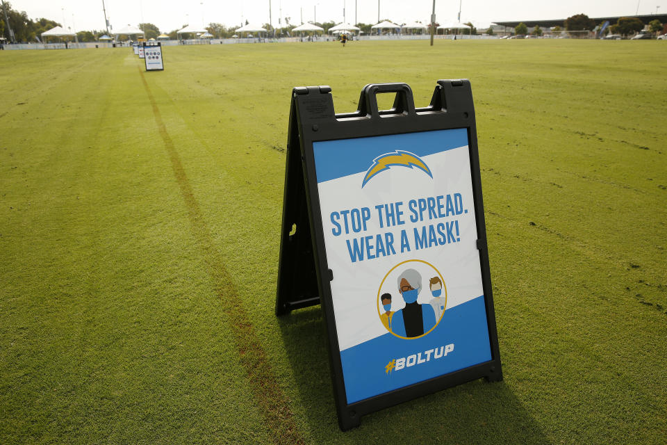 A sign that says "Stop the spread. Wear a mask!" at the Los Angeles Chargers' practice.