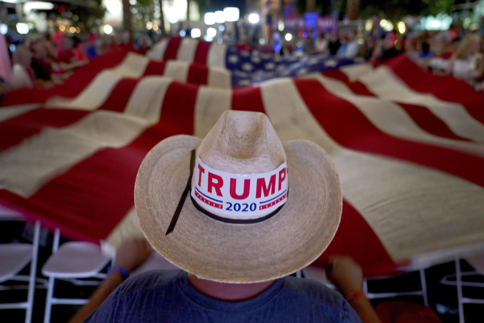 2020年11月3日，特朗普支持者在亞利桑那州錢德勒舉行的選舉活動上揮舞美國國旗。