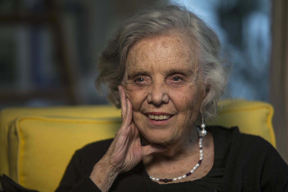 La escritora mexicana Elena Poniatowska durante una entrevista en su casa en la Ciudad de México el 24 de septiembre de 2015. Poniatowska publicó la segunda parte de su libro “El amante polaco”. (Foto AP/Christian Palma, archivo)