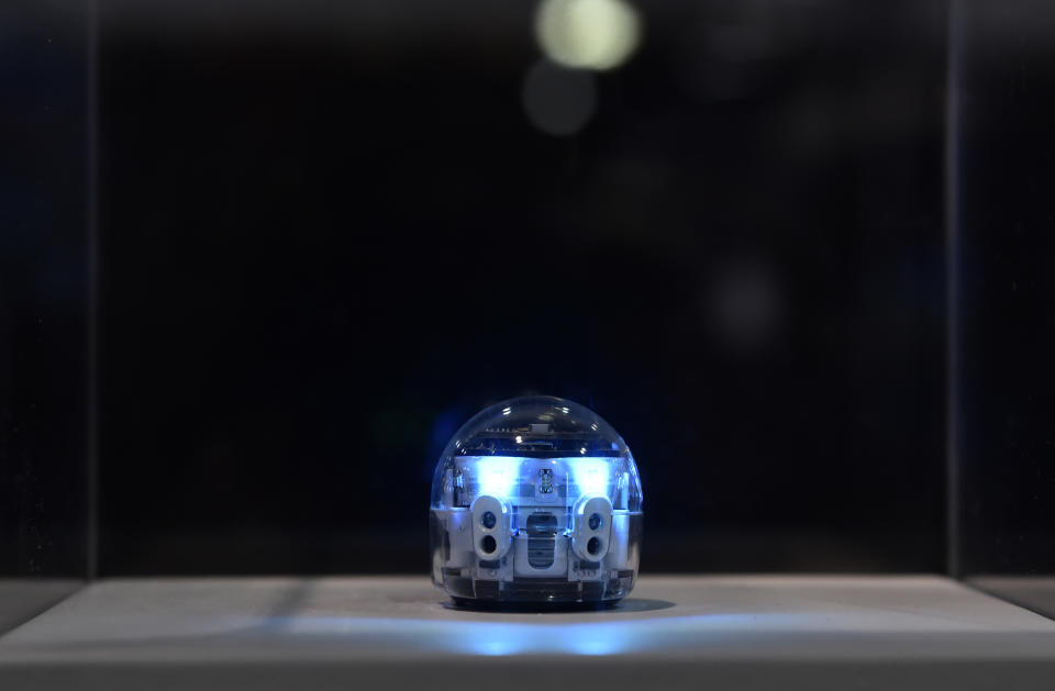 Der Ozobot ist ein kinderfreundlicher, programmierbarer Roboter, der für den Schulgebrauch oder als kreatives Spielzeug zu Hause geeignet ist. (Bild: AFP)