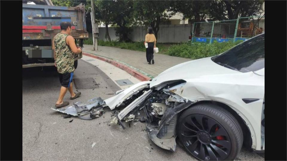 新車要價超過200萬！　特斯拉與貨車相撞車頭幾乎全毀