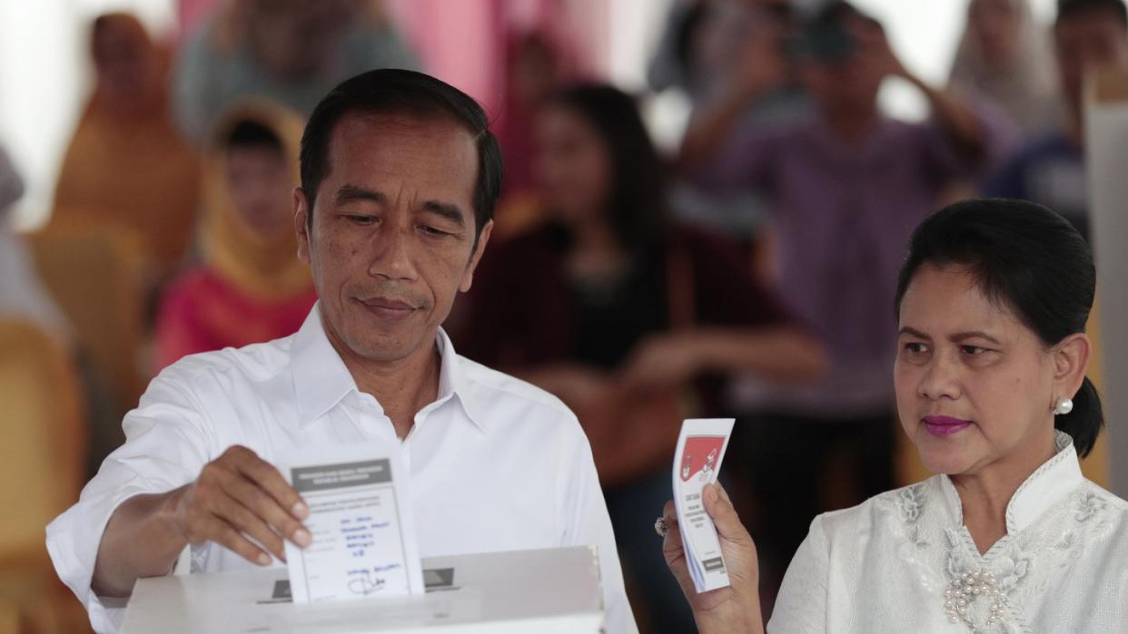 Joko Widodo und seine Frau Iriana geben am 17. April in einem Wahllokal ihre Stimme ab. Foto: Dita Alangkara/AP