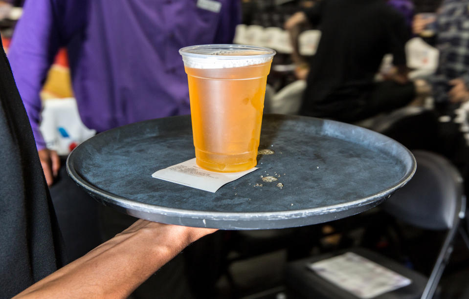 Das Hilfesangebot für die beiden Frauen tarnte der Barkeeper als Rechnung. (Symbolbild: Getty)