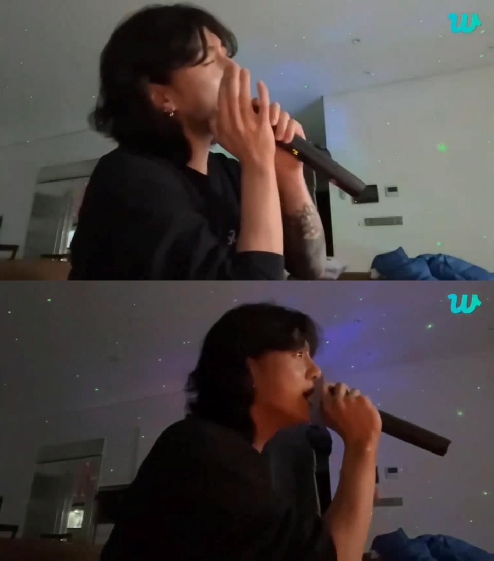 田柾國這陣子常在凌晨開直播時，拿麥克風大聲演唱。（圖／翻攝自yoonie_7 YouTube）