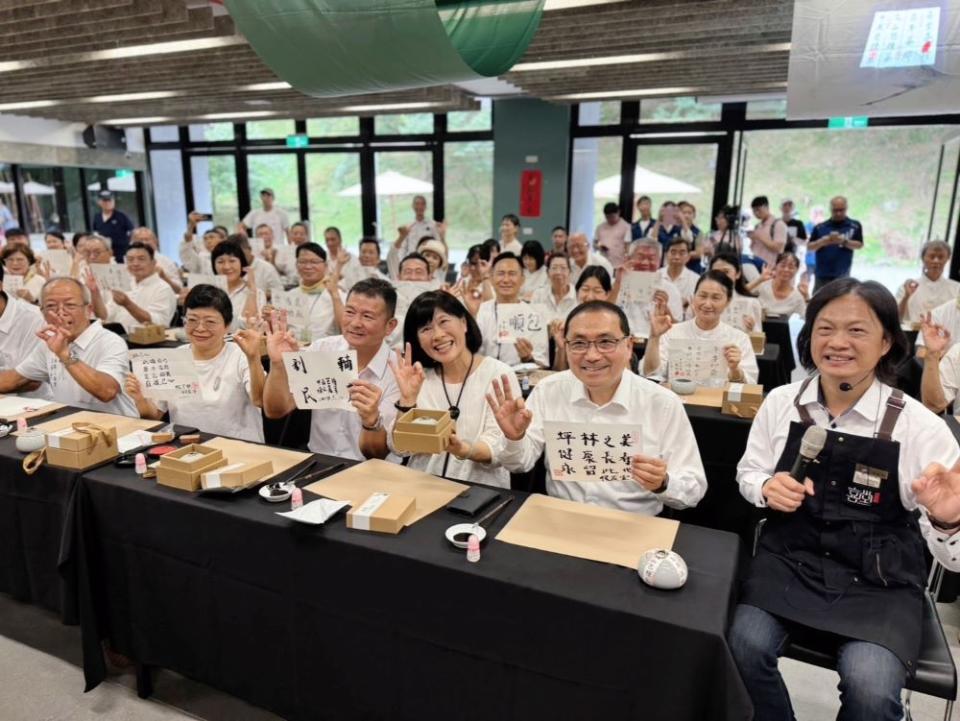 《圖說》坪林區農會陳文慶理事長(左)坪林區周慶珍區長(中)新北市侯友宜市長(右)共同參與封茶儀式。〈農業局提供〉