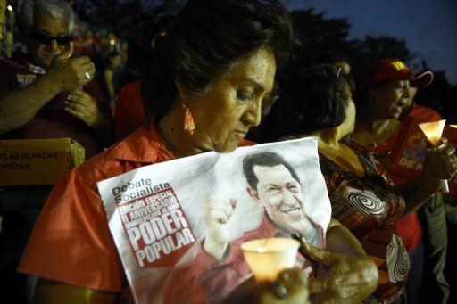 El Ejecutivo venezolano aseguró que el presidente Hugo Chávez, hospitalizado en Caracas desde el lunes, estuvo revisando el viernes asuntos de gobierno con sus colaboradores y desmintió a la vez rumores que circularon en Twitter sobre una supuesta situación de inestabilidad política y militar. (AFP | Juan Barreto)