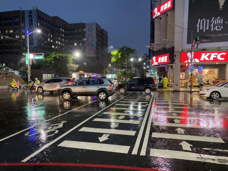 高雄強降雨一小時後退水，交通恢復正常。   圖：高市水利局提供