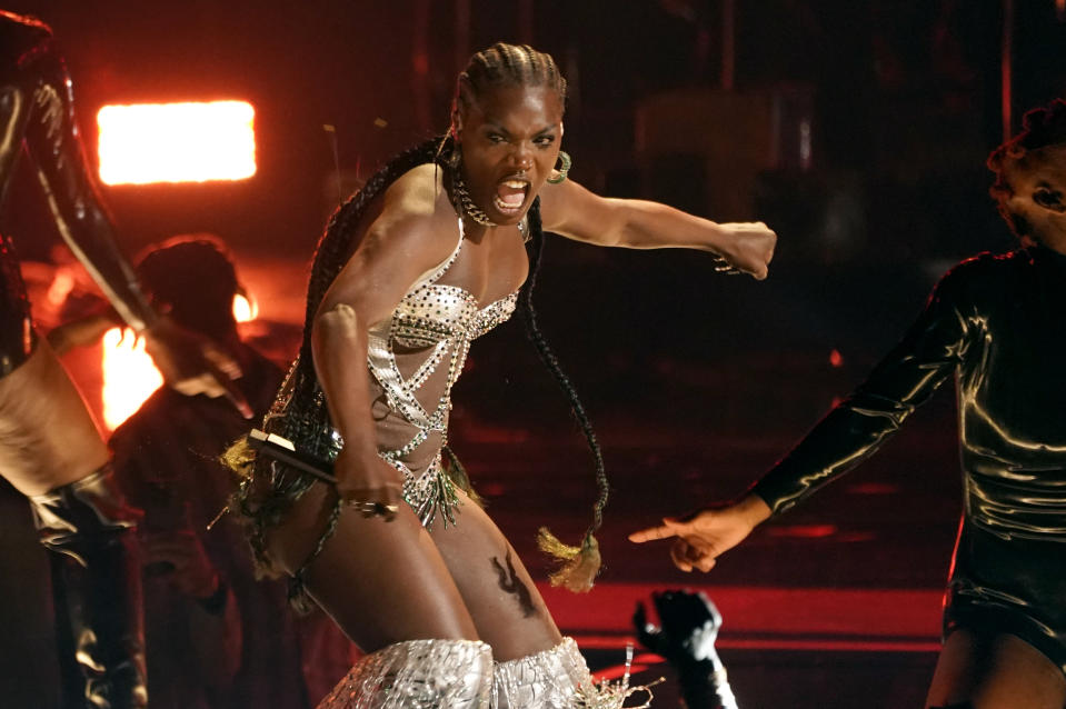 Doechii canta en la ceremonia de los Premios BET, el domingo 26 de junio de 2022 en el Teatro Microsoft en Los Ángeles. (AP Foto/Chris Pizzello)