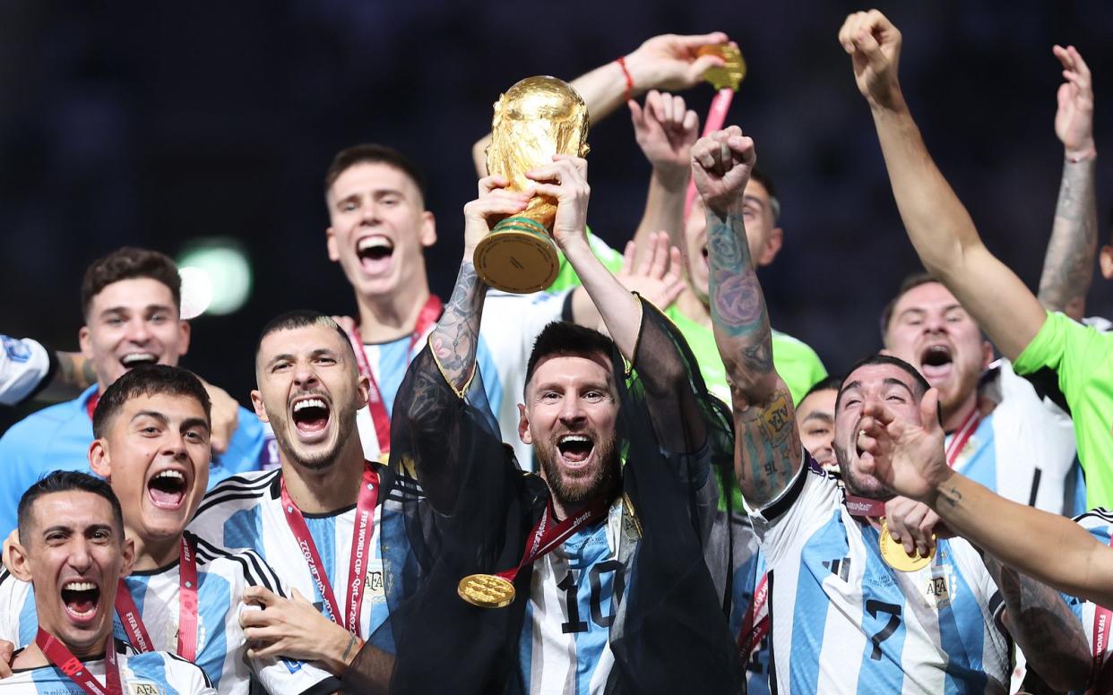 Im fünften Anlauf endlich am Ziel: Lionel Messi hat Argentinien nach 36 Jahren wieder zu einem WM-Titel geführt.  (Bild: 2022 Getty Images/Julian Finney)