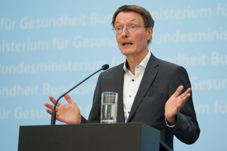 Karl Lauterbach spricht auf einer Pressekonferenz im Bundesgesundheitsministerium. Ab 30. Juni 2022 sollen sich die Bürger mit 3 Euro bei den Corona-Schnelltests an den Kosten beteiligen (Bild: Jörg Carstensen/dpa)