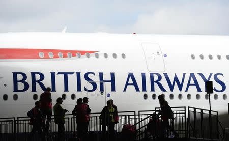 A British Airways flight arrives at a hanger after landing at Heathrow airport in London July 4, 2013. REUTERS/Paul Hackett