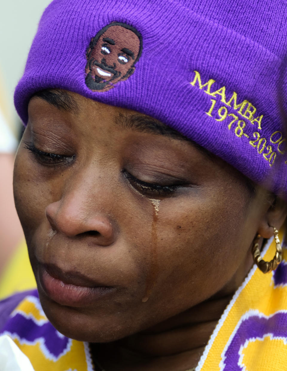 Lioness Saxa, admiradora de Kobe Bryant, llora mientras mira la transmisión en directo del acto en memoria del exbasquetbolista, el lunes 24 de febrero de 2020, en Los Ángeles (AP Foto/Ringo H.W. Chiu)