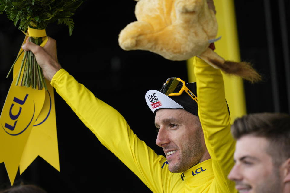 Adam Yates con la casaca amarilla de líder general tras la cuarta etapa del Tour de Francia, el martes 4 de julio de 2023, en Nogaro, Francia. (AP Foto/Daniel Cole)